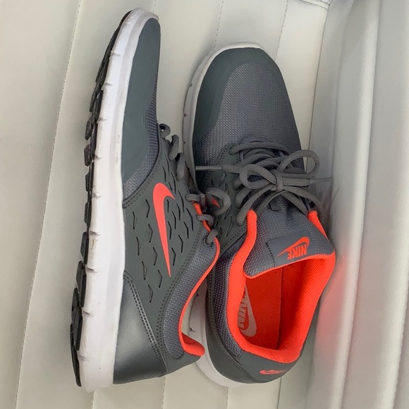 Women’s Nike shoes size 10 - Picture 1 of 1